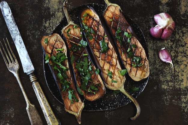 Melanzane al forno con aglio ed erbe.