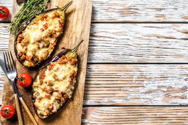 Melanzane al forno con carne di manzo tritata e formaggio.