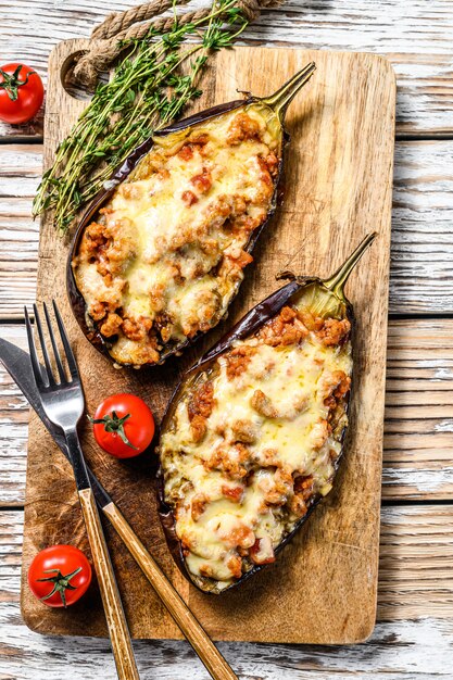 Melanzane al forno con carne macinata di manzo e formaggio. Sfondo bianco. Vista dall'alto