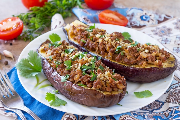 Melanzane al forno con carne noci e verdure Piatto tradizionale mediorientale o arabo