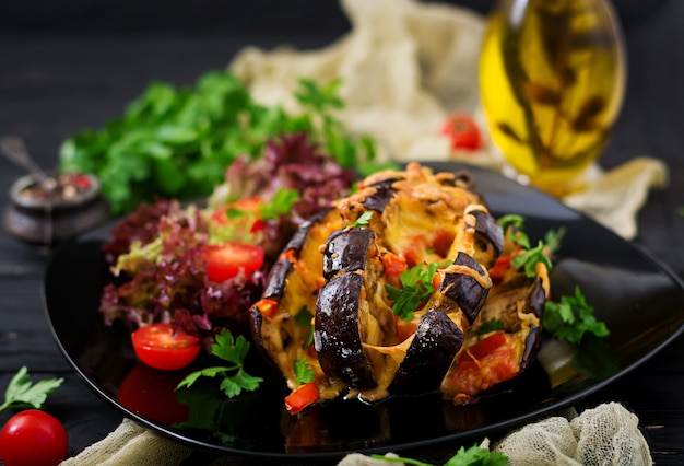 Melanzane al forno con formaggio e pomodori.