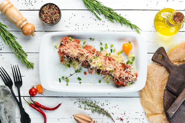 Melanzane al forno con formaggio e verdure Piatti del ristorante Vista dall'alto Spazio per la copia gratuito