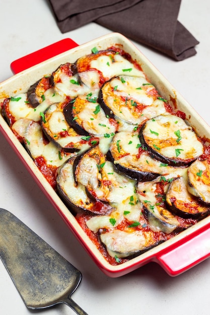 Melanzane al forno con formaggio mozzarella e pomodori Alimentazione sana Cibo italiano Parmigiana di melanzane