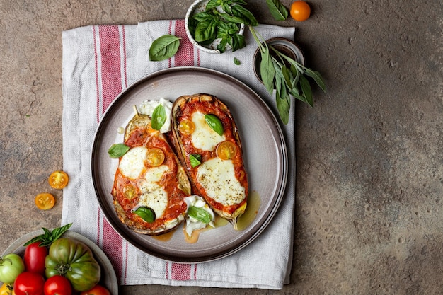 Melanzane al forno con mozzarella, pomodorini e basilico