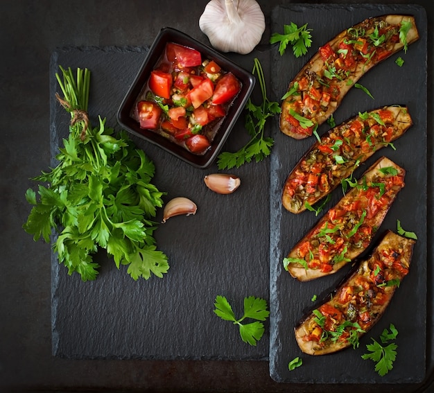 Melanzane al forno con pomodori, aglio e paprika