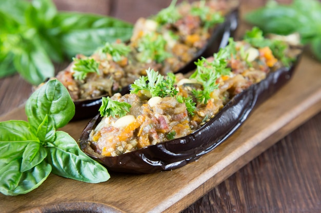 Melanzane al forno ripiene di verdure, carne e formaggio