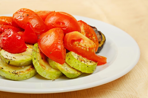 Melanzane alla griglia e pomodori sul piatto nel ristorante