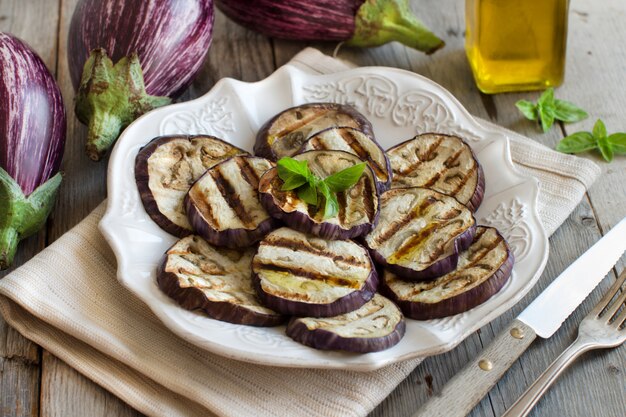 Melanzane alla griglia sulla fine del piatto su