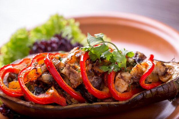 Melanzane con carne di manzo e verdure