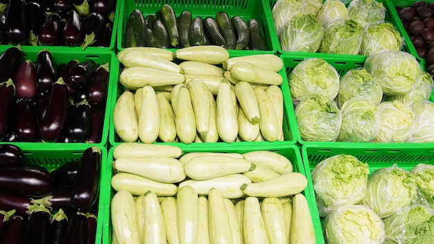 Melanzane e cavoli zucchine sullo scaffale del supermercato Verdure fresche di fattoria