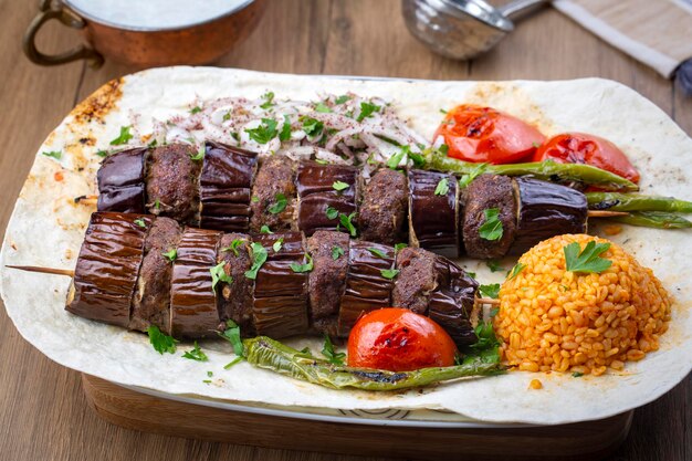 Melanzane e polpette di kebab turco. Spiedini di melanzane appena grigliate. Cucina mediorientale. nome turco; Kebab Patlicano