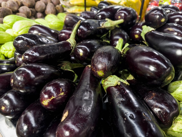 Melanzane fresche al supermercato Ortaggi e frutta esposti a scelta del consumatore