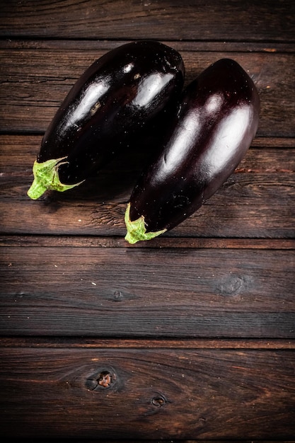 Melanzane fresche fatte in casa sul tavolo