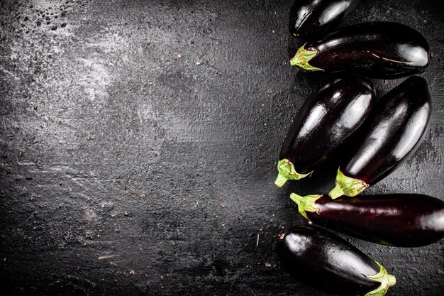 Melanzane fresche fatte in casa sul tavolo