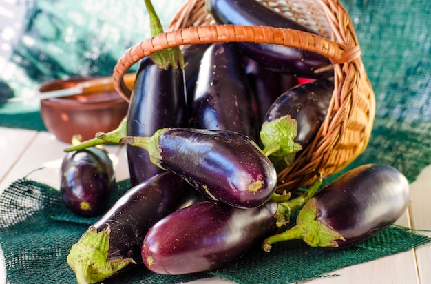 Melanzane fresche in un cestino, un nuovo raccolto da vicino