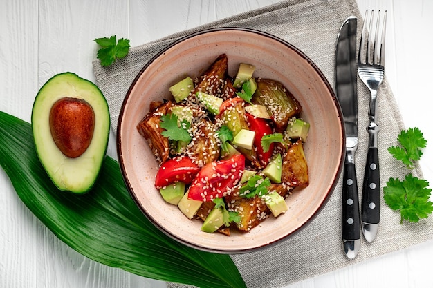 Melanzane fritte con pomodori avocado e semi di sesamo Cucina asiatica