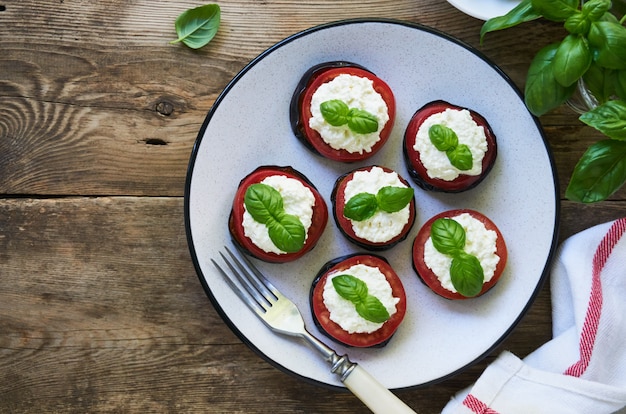 Melanzane fritte con pomodori e ricotta