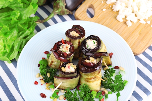 Melanzane fritte con ricotta e prezzemolo su un tovagliolo su fondo di legno