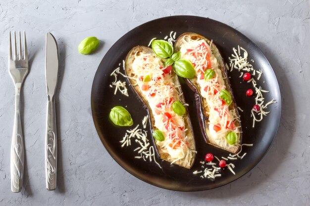 Melanzane fritte ripiene di pomodoro formaggio grattugiato condimento allo yogurt e mirtilli rossi sul piatto