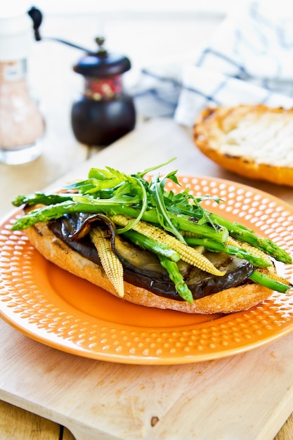 Melanzane Grigliate con Asparagi e Panino al Mais