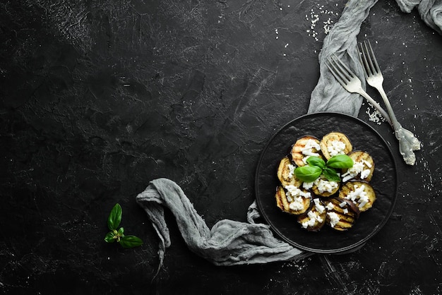 Melanzane grigliate con formaggio feta Vista dall'alto Spazio libero per il testo