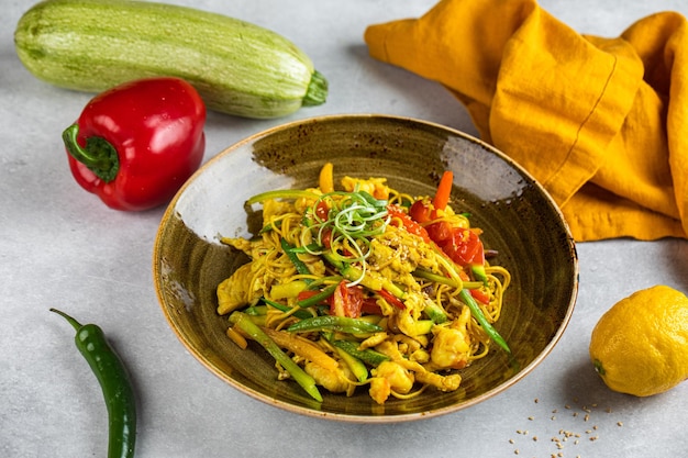 Melanzane Macedonia di frutta e pomodoro Tagliatelle alla Singapore Piatto Frutta e verdura