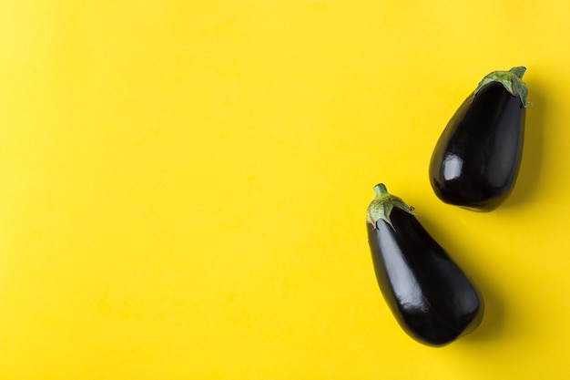 Melanzane o melanzane su sfondo giallo mangiar sano concept