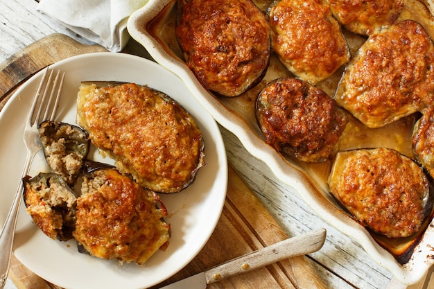 Melanzane ripiene con formaggio carne e pomodori