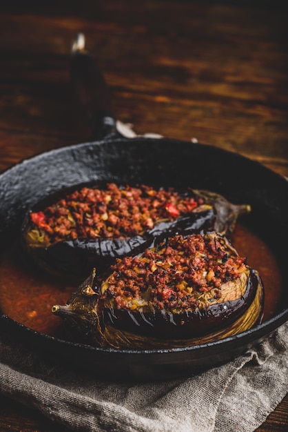 Melanzane ripiene di carne macinata e pomodori