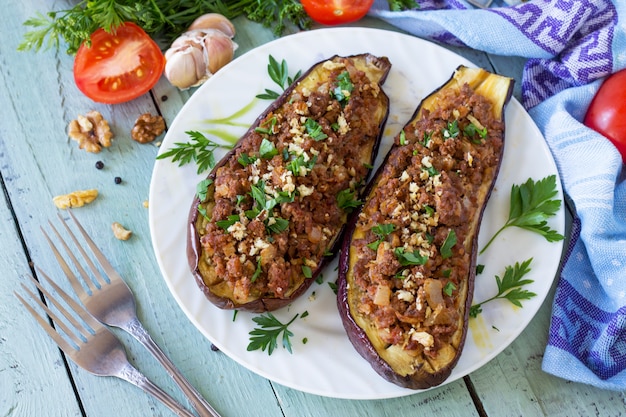 Melanzane ripiene di carne macinata e verdure