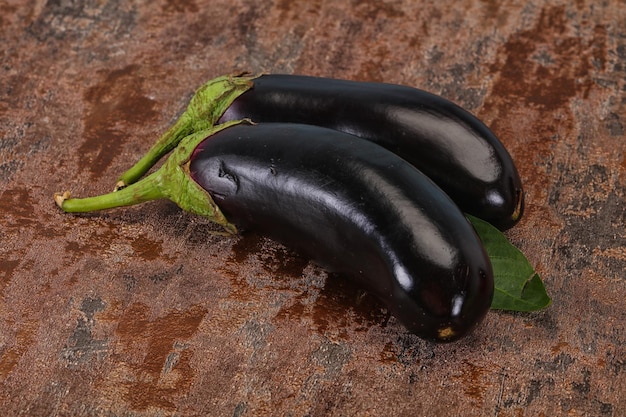 Melanzane saporite mature sopra fondo di legno