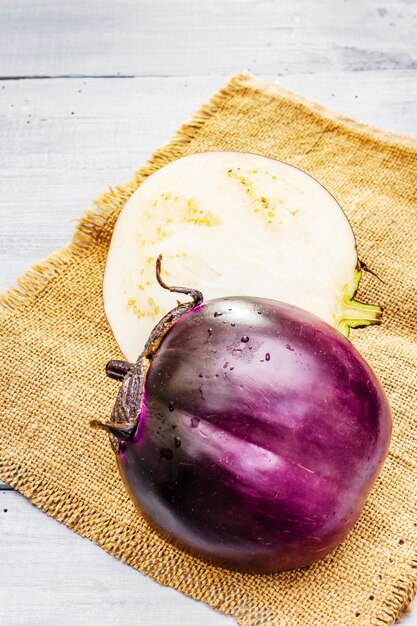 Melanzane tonde organiche fresche di grado "Helios"