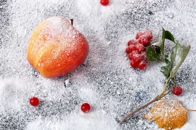 Mele a strisce cosparse di zucchero a velo. Il piatto simula le mele sulla neve