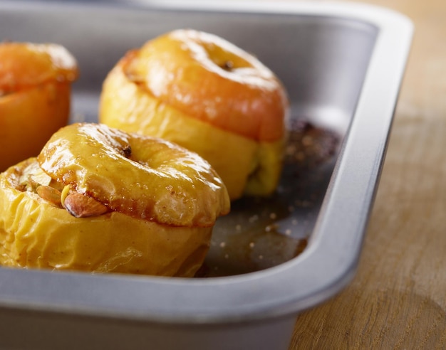 Mele al forno fatte in casa ripiene di semi di zucca e noci di mandorle in teglia da forno closeup