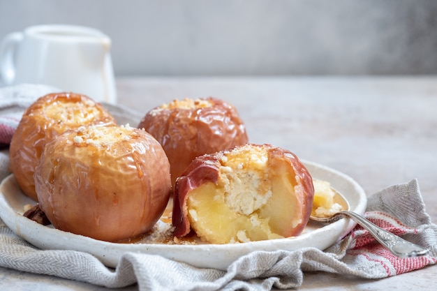 Mele al forno ripiene di cheesecake e caramello