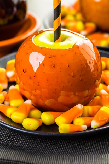 Mele caramellate all'arancia fatte a mano per Halloween.