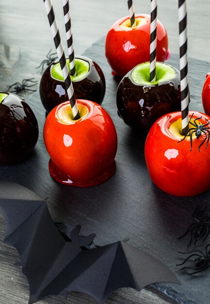Mele caramellate rosse fatte a mano per Halloween.