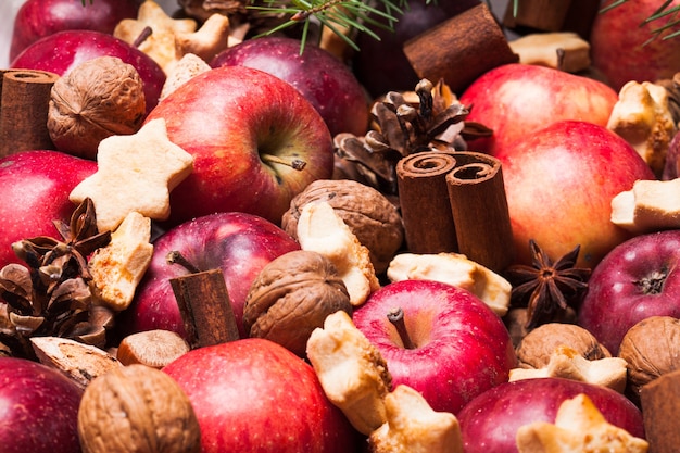 Mele, coni, noci e biscotti con spezie. Aroma di Natale