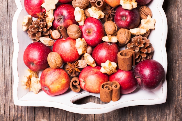 Mele, coni, noci e biscotti con spezie. Aroma di Natale