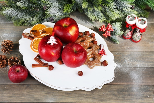 Mele di Natale su tavola di legno