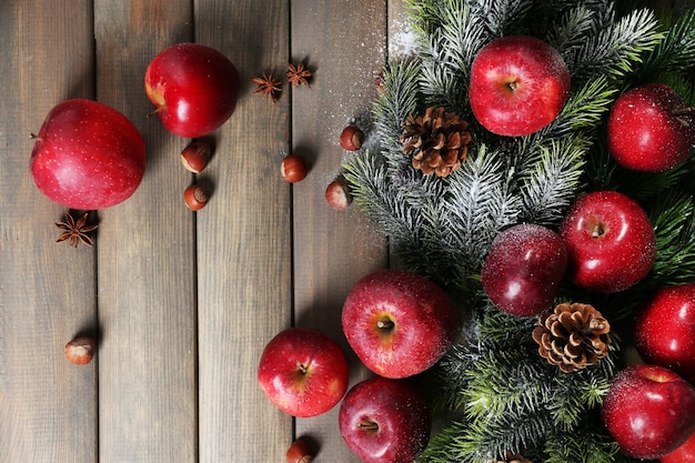 Mele di Natale su tavola di legno