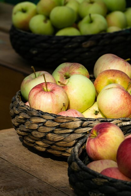 Mele dolci rosse e gialle nel basker