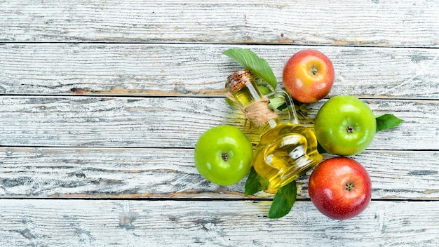 Mele e aceto di mele sullo sfondo vecchio Frutta Vista dall'alto Spazio libero per il testo