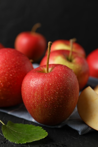 Mele e asciugamano di cucina sulla tavola nera