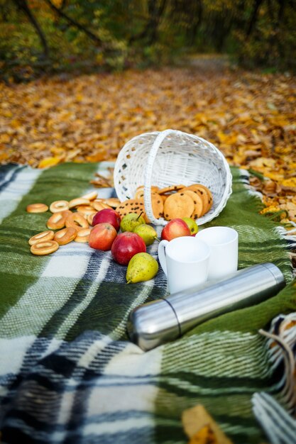 Mele e biscotti in cima a una foresta autunnale