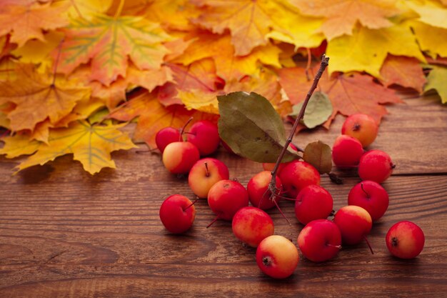 Mele e foglie di autunno sul tavolo
