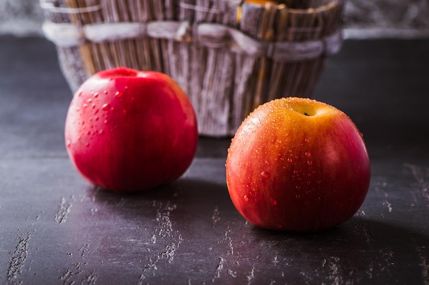 Mele fresche in un cesto su sfondo grigio Cibo sano per vegetariani