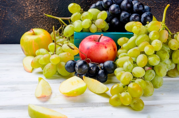 Mele fresche raccolte e uva e frutta pastiglia