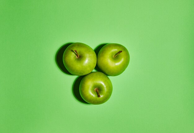 Mele fresche su sfondo verde