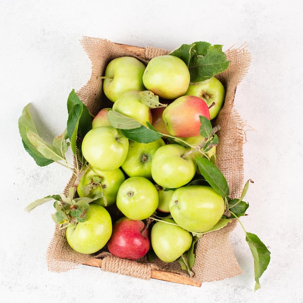 Mele in un cesto in piedi su un tavolo raccolto di frutta in estate alimenti biologici sani